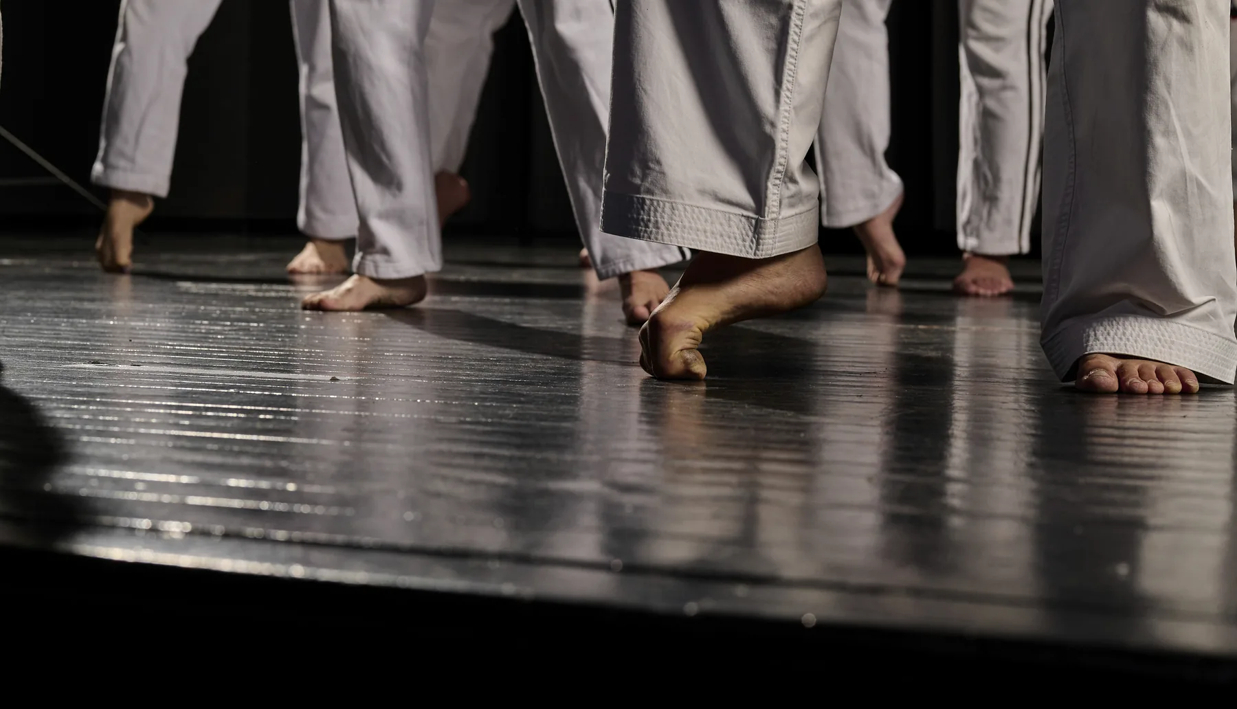 Detalle de los pies descalzos sobre el escenario
